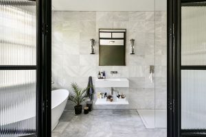 đặt gương đối diện cửa nhà vệ sinh