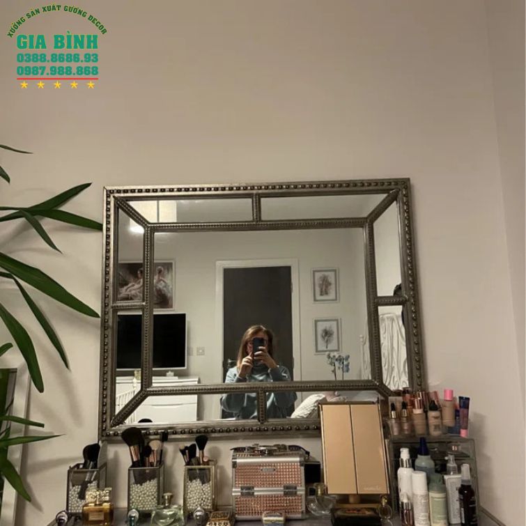Gương dán tường Aanya khung nhựa mã DT02