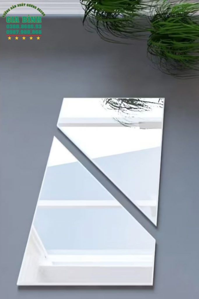 Gương dán tường gồm hai mảnh kính ghép lại độc đáo mã DT01
