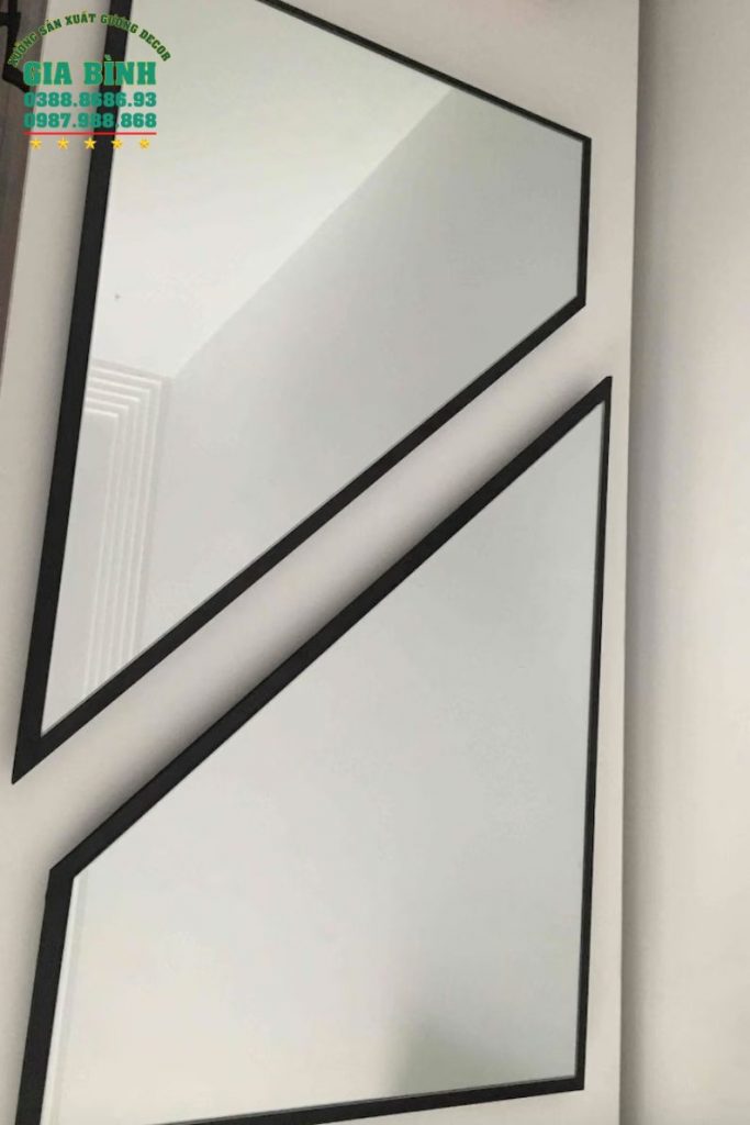 Gương dán tường gồm hai mảnh kính ghép lại độc đáo mã DT01