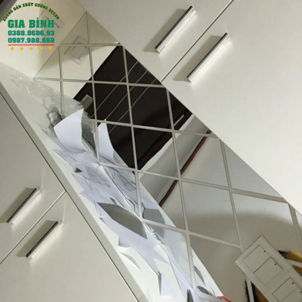 Gương dán tường Acrylic 3D hình thoi đơn giản mã DT05